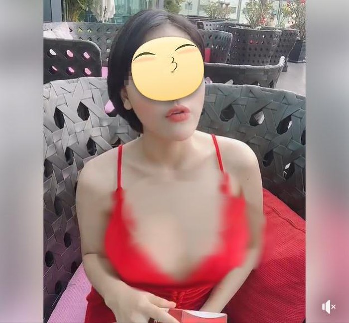 Mặc hở bạo để lên sóng bán hàng, khách hàng đỏ mặt vì chiêu trò của các streamer - 4