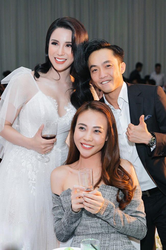 Vợ chồng Cường Đô la - Đàm Thu Trang có mối quan hệ thân thiết với nữ ca sĩ Diệp Lâm Anh. Sau khi kết hôn với chồng giàu có, Diệp Lâm Anh được gọi là một "nữ đại gia" có tiếng trong giới kinh doanh.
