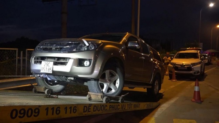 Tài xế say rượu “cố thủ” trong ô tô hơn 5 tiếng bị phạt nặng - 2