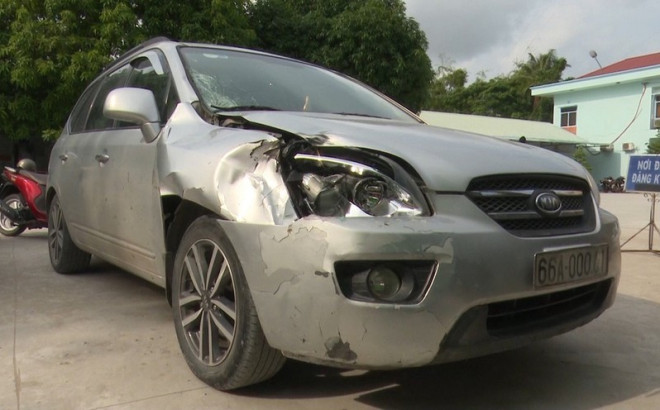 Tài xế ngủ gật tông chết 2 vợ chồng bên lề đường - 2