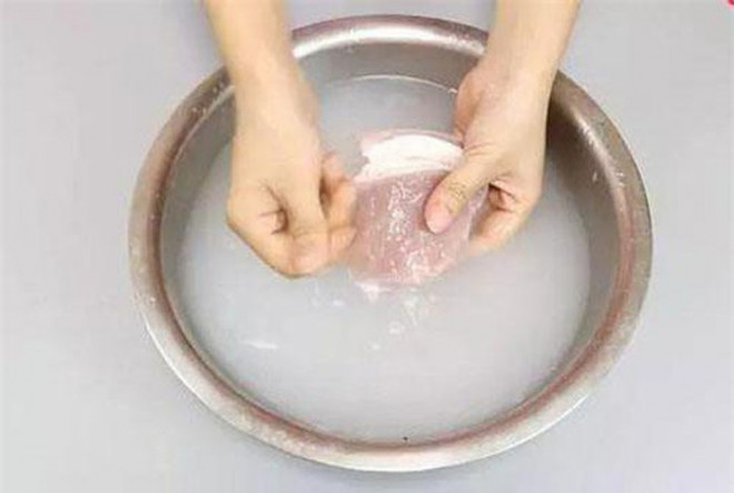 Làm sạch thịt: Đừng chần, giữ lại thứ nước này để rửa, thịt không những sạch bong mà mềm thơm vô đối - 1