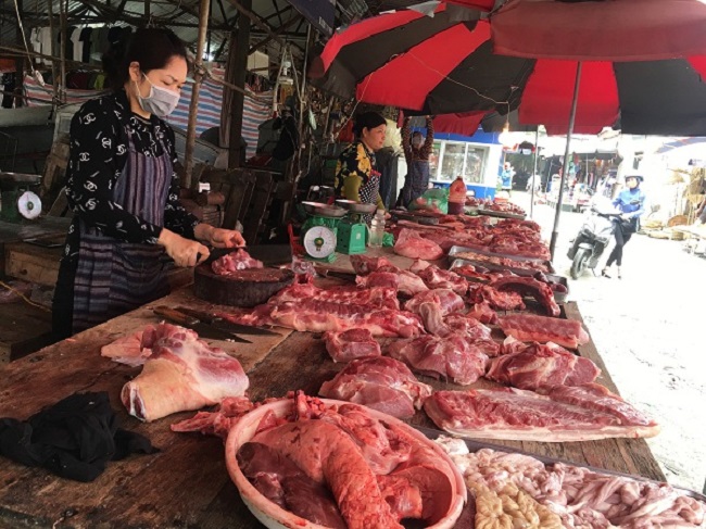 Giá lợn hơi giảm mạnh nhưng thịt ở chợ giảm “nhỏ giọt”, dân rủ nhau làm điều bất ngờ - 1