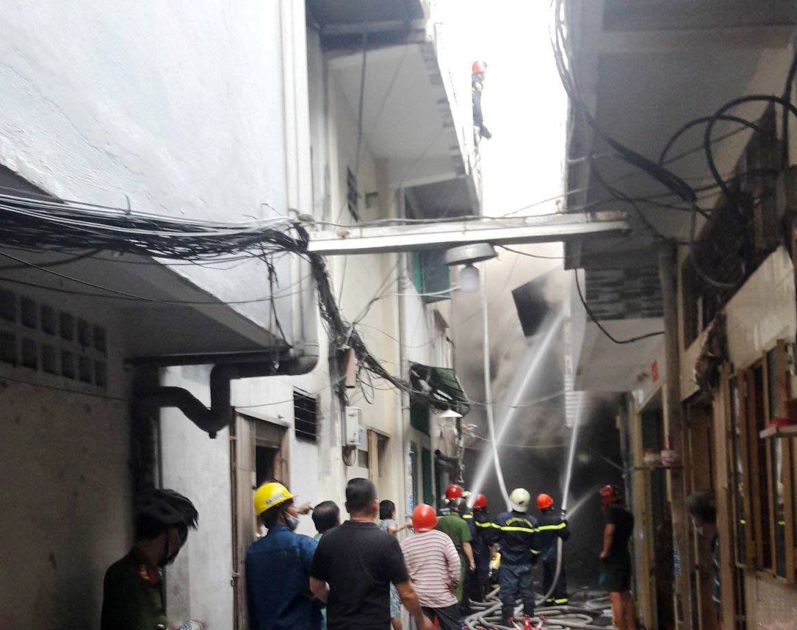 Giải cứu cụ bà mắc kẹt trong đám cháy ở trung tâm Sài Gòn - 2