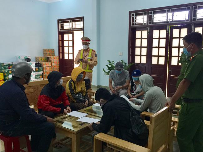 Phát hiện xe khách chở "chui" 10 người từ vùng dịch Covid-19 Đà Nẵng về quê - 2