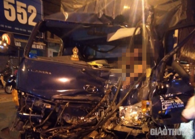 Hai xe tải dính chặt sau tai nạn, chồng tử vong, vợ may mắn thoát nạn - 2