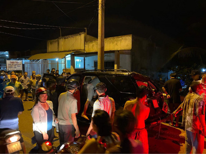 Qua cầu Gió Bay, xe 7 chỗ biển số TP.HCM lật ngửa - 1