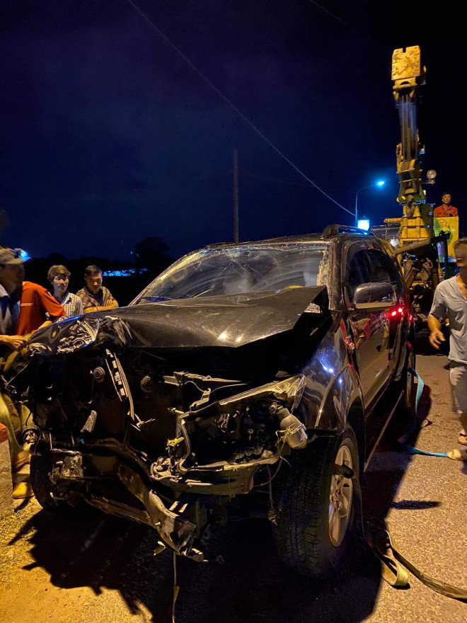 Qua cầu Gió Bay, xe 7 chỗ biển số TP.HCM lật ngửa - 2