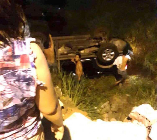 Qua cầu Gió Bay, xe 7 chỗ biển số TP.HCM lật ngửa - 5