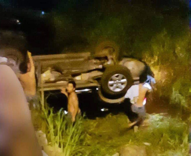 Qua cầu Gió Bay, xe 7 chỗ biển số TP.HCM lật ngửa - 4