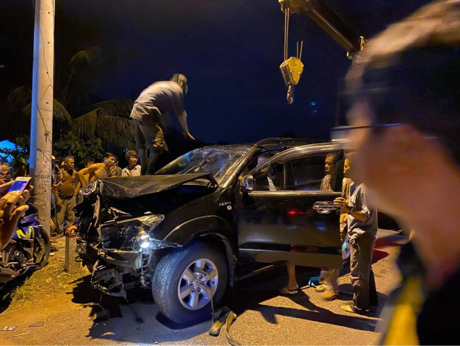 Qua cầu Gió Bay, xe 7 chỗ biển số TP.HCM lật ngửa - 3