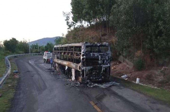 Xe khách giường nằm chở 40 người cháy rụi trong đêm - 3