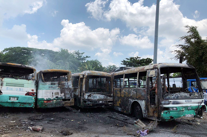 Lửa đỏ rực tại bãi xe ở Sài Gòn, nhiều ô tô bị thiêu rụi - 2