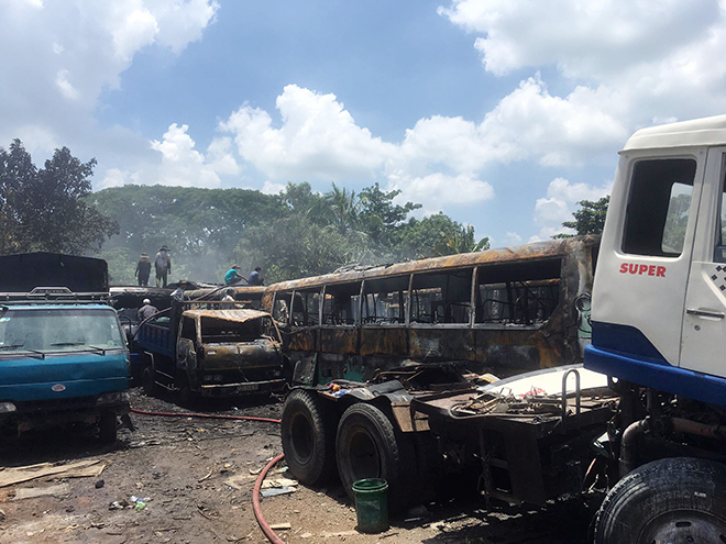 Lửa đỏ rực tại bãi xe ở Sài Gòn, nhiều ô tô bị thiêu rụi - 3