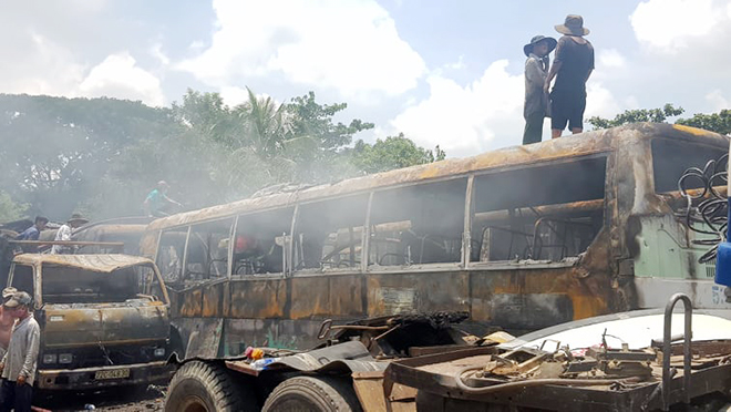 Lửa đỏ rực tại bãi xe ở Sài Gòn, nhiều ô tô bị thiêu rụi - 5