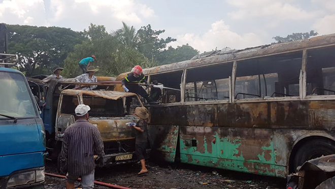 Lửa đỏ rực tại bãi xe ở Sài Gòn, nhiều ô tô bị thiêu rụi - 6