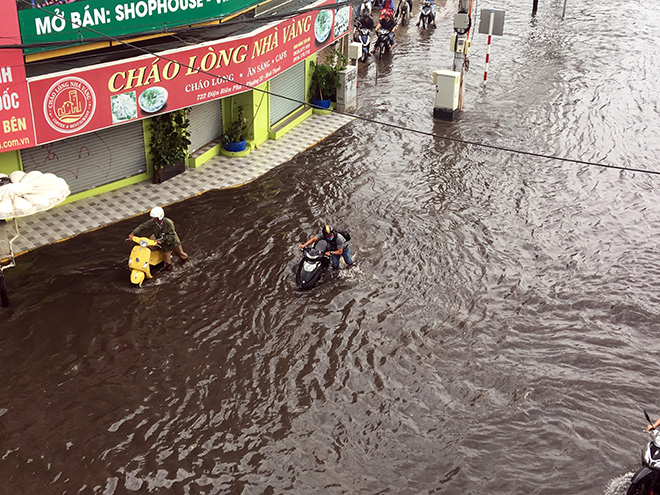 Phố Bùi Viện bất ngờ ngập lênh láng sau cơn mưa “chớp mắt” - 1