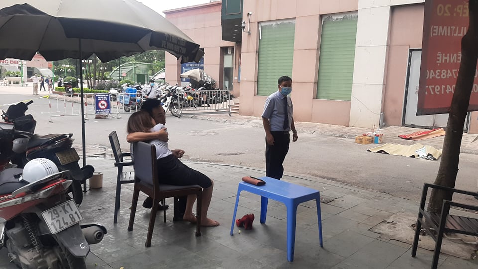 Vụ bé gái rơi từ tầng 12 chung cư: Bố mẹ khóc ngất khi thấy thi thể con - 3