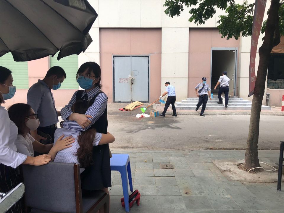 Vụ bé gái rơi từ tầng 12 chung cư: Bố mẹ khóc ngất khi thấy thi thể con - 5
