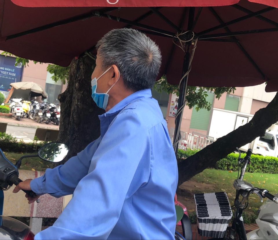 Vụ bé gái rơi từ tầng 12 chung cư: Bố mẹ khóc ngất khi thấy thi thể con - 4