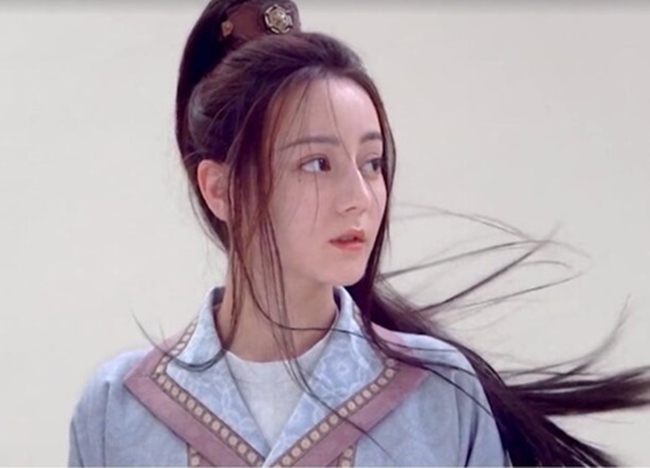 Phim Trung Quốc gây cười với cảnh nữ cải nam trang vòng một nhô cao trang  điểm như con gái