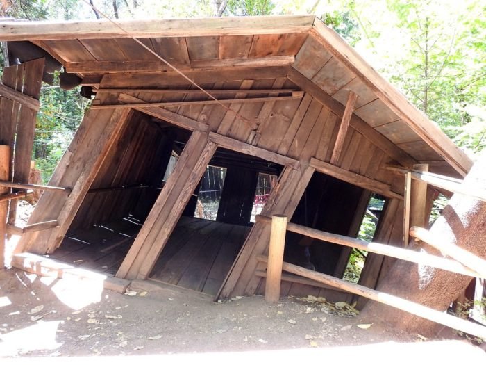 Ngôi nhà "đánh bại" định luật vạn vật hấp dẫn và cây chổi không bao giờ đổ - 4