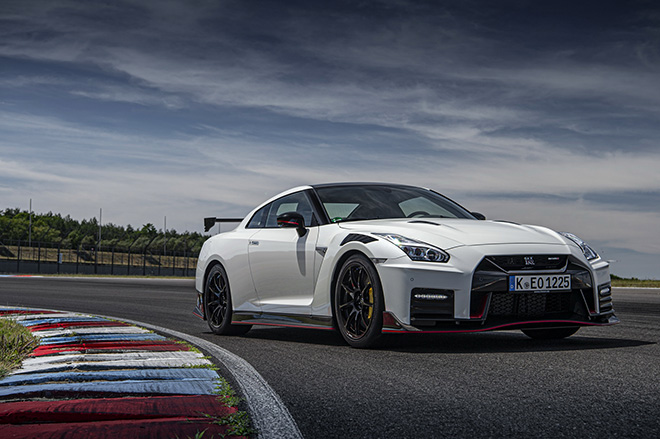 Ra mắt Nissan GT-R 2021, giá cao hơn cả xe Porsche - 1