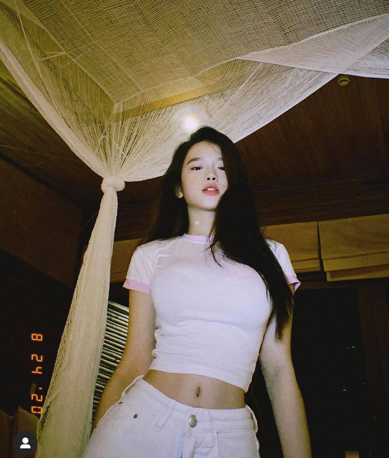 Linh Ka khoe vẻ đẹp "búp măng non", vòng 1 gợi cảm không đối thủ - 2