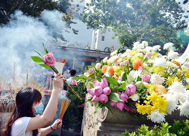 Vu Lan, người Sài Gòn ngao ngán nhìn cá vừa phóng sinh bị chích điện, bắt lại - 3