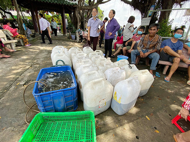 Vu Lan, người Sài Gòn ngao ngán nhìn cá vừa phóng sinh bị chích điện, bắt lại - 5
