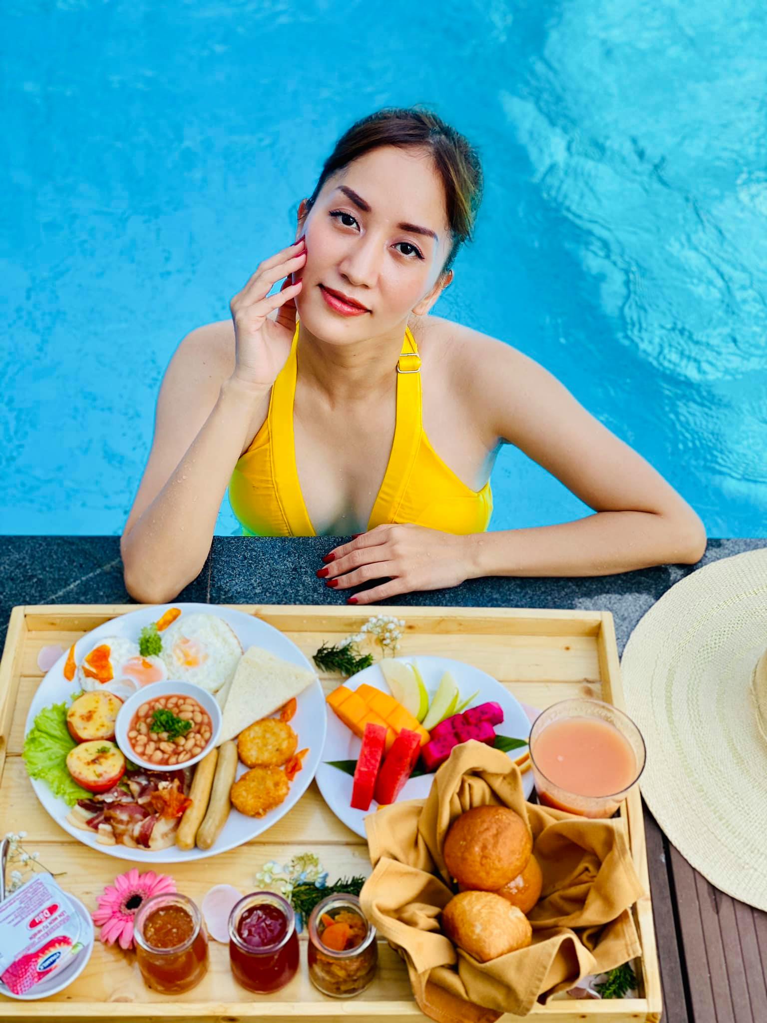 "Cô giáo lấy học trò kém 12 tuổi" cơ bụng trùng điệp, khiến chồng si mê - 4