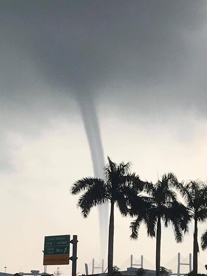 Clip: Rùng mình xem siêu vòi rồng tạo cột nước khổng lồ trên biển Hải Phòng - 3