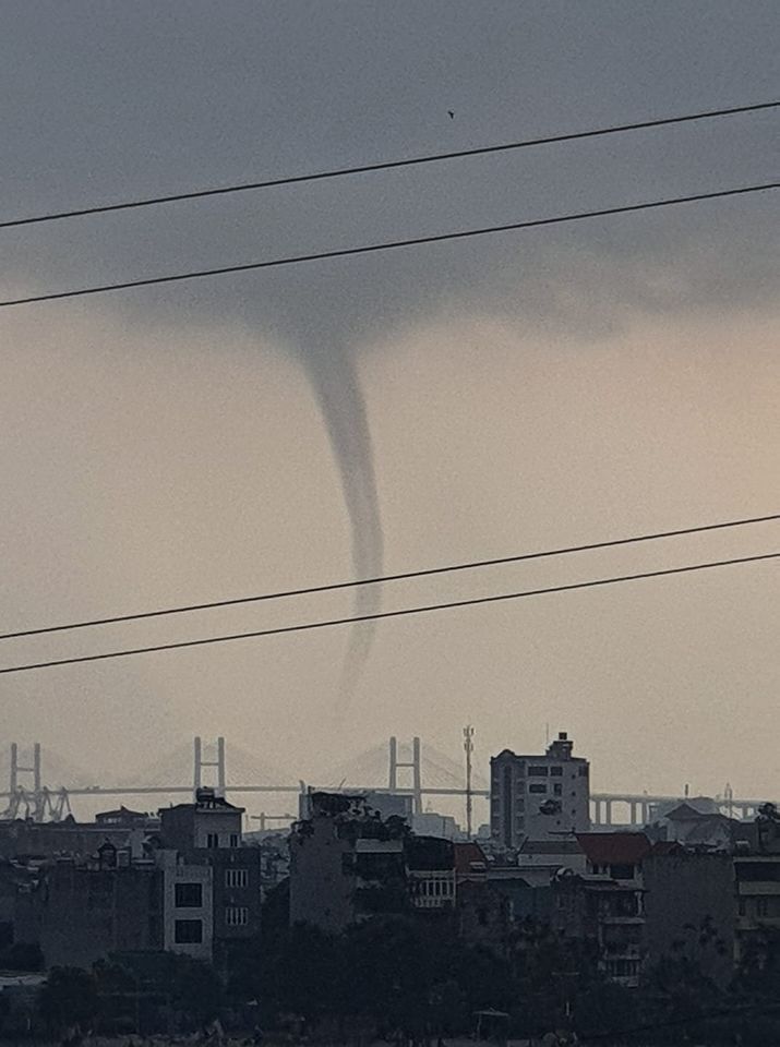 Clip: Rùng mình xem siêu vòi rồng tạo cột nước khổng lồ trên biển Hải Phòng - 4