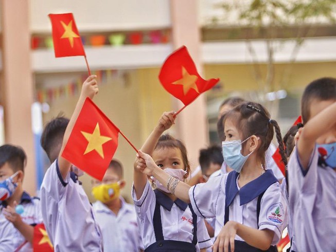 Năm học 2020-2021 đã bắt đầu trên khắp đất nước, và hình ảnh này sẽ giúp bạn cảm nhận được sự nhiệt huyết của giới trẻ Việt Nam đối với giáo dục. Đây là cơ hội để khám phá những tinh túy của giáo dục Việt Nam trong thời đại mới, khi mà văn hóa học tập đã trở nên đa dạng và phong phú hơn.