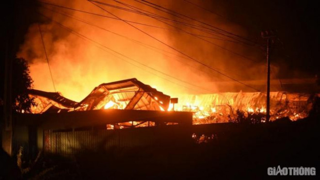 Trắng đêm vật lộn với lửa, khống chế đám cháy tại công ty rộng 28.000m2 - 2