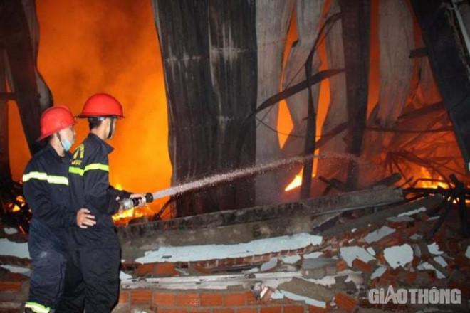 Trắng đêm vật lộn với lửa, khống chế đám cháy tại công ty rộng 28.000m2 - 7