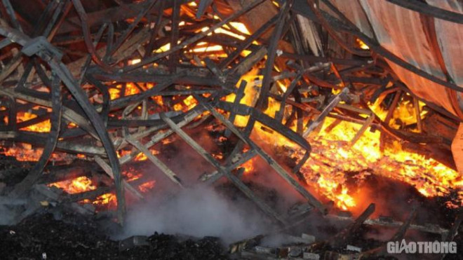 Trắng đêm vật lộn với lửa, khống chế đám cháy tại công ty rộng 28.000m2 - 4