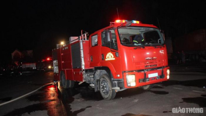 Trắng đêm vật lộn với lửa, khống chế đám cháy tại công ty rộng 28.000m2 - 5