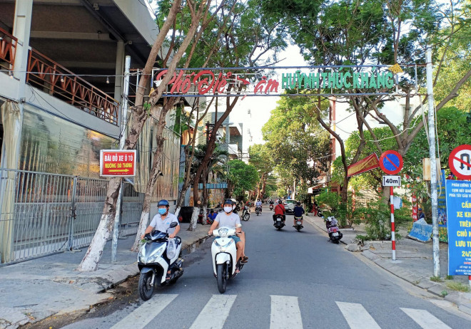 Đà Nẵng: Hàng quán ăn uống nhộn nhịp trở lại trong ngày đầu nới lỏng giãn cách - 1