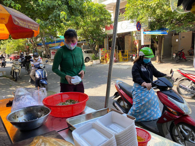 Đà Nẵng: Hàng quán ăn uống nhộn nhịp trở lại trong ngày đầu nới lỏng giãn cách - 6