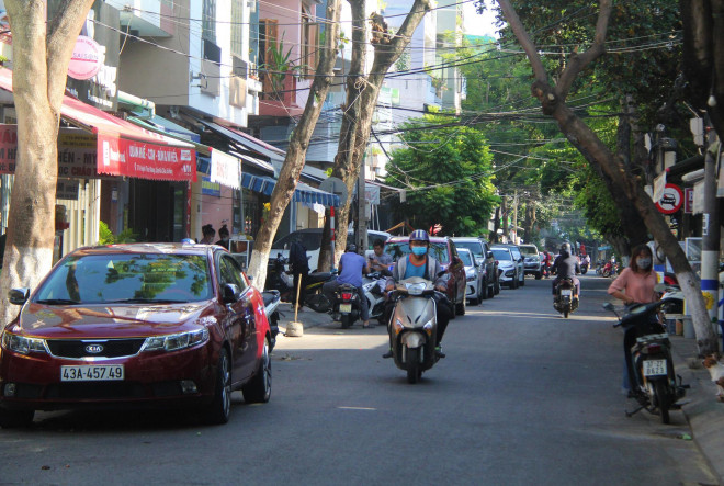 Đà Nẵng: Hàng quán ăn uống nhộn nhịp trở lại trong ngày đầu nới lỏng giãn cách - 13
