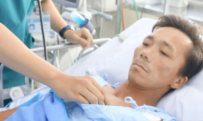 Người đàn ông bị rắn hổ mang cắn sẽ xuất viện trong 2 tuần tới - 2