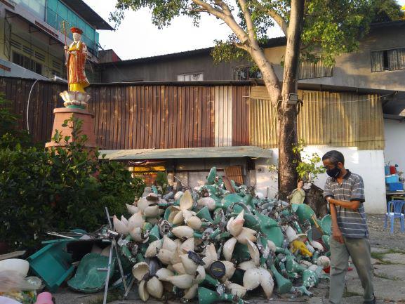 Đau đớn tìm hũ cốt người thân ở chùa Kỳ Quang 2, thấy bài vị - di ảnh vứt khắp nơi - 9