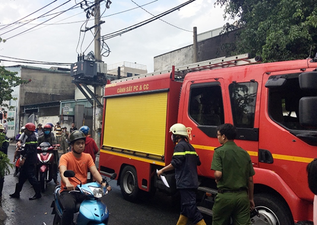Kho hàng ở Sài Gòn bốc cháy dữ dội trong mưa, nhiều tài sản bị thiêu rụi - 2