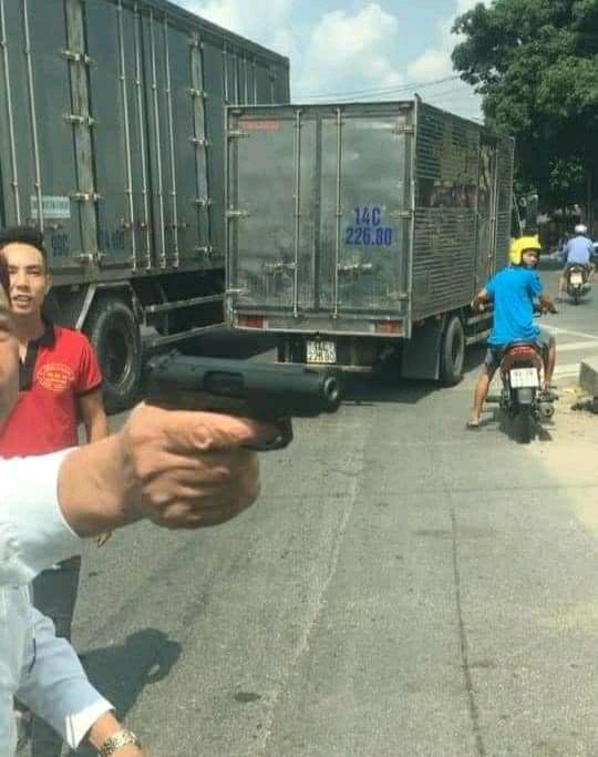 Người đàn ông cầm súng dọa tài xế xe tải ở Bắc Ninh là ai? - 2