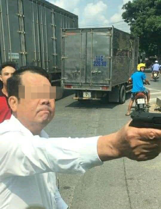 Xác minh người đàn ông cầm vật giống súng đe doạ tài xế xe tải ở Bắc Ninh - 1