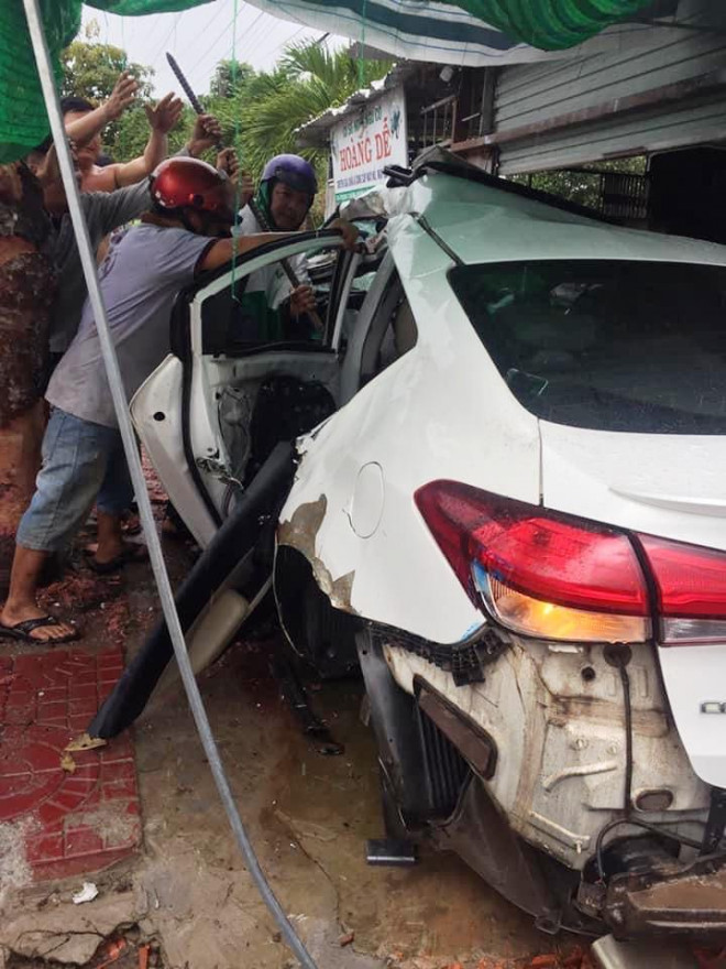 CLIP: Hãi hùng xe 4 chỗ tông vào nhà dân khiến nhiều người nguy kịch - 3