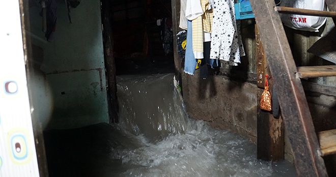 Mưa khủng khiếp, nắp cống “làm xiếc” trên phố Sài Gòn, đường ngập từ chiều đến đêm - 10