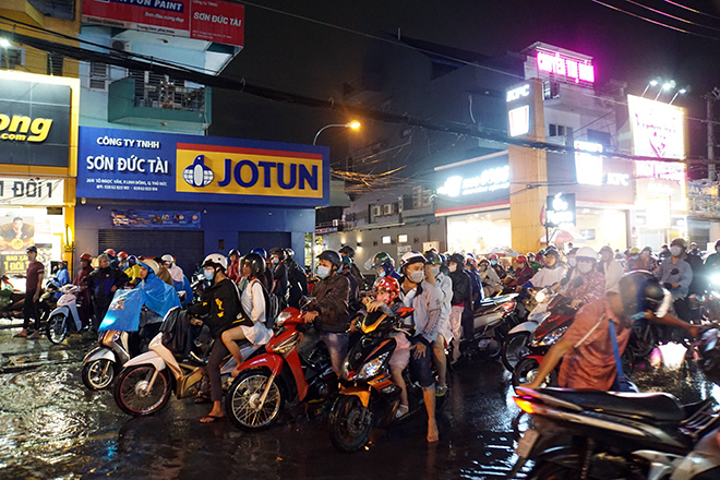 Mưa khủng khiếp, nắp cống “làm xiếc” trên phố Sài Gòn, đường ngập từ chiều đến đêm - 11