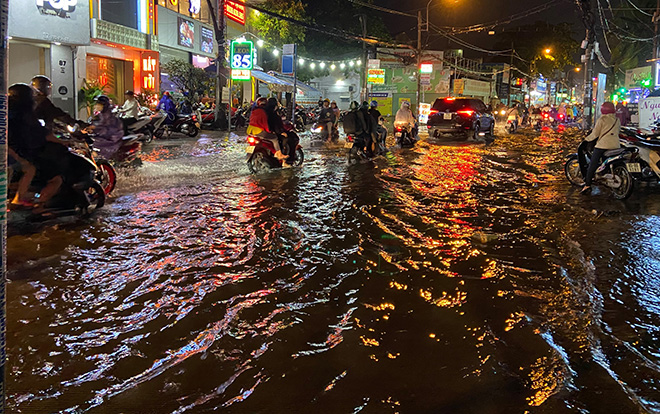 Mưa khủng khiếp, nắp cống “làm xiếc” trên phố Sài Gòn, đường ngập từ chiều đến đêm - 3