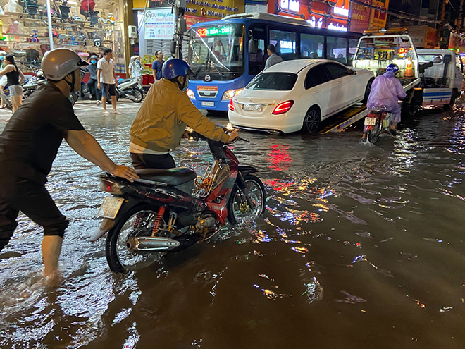 Mưa khủng khiếp, nắp cống “làm xiếc” trên phố Sài Gòn, đường ngập từ chiều đến đêm - 4